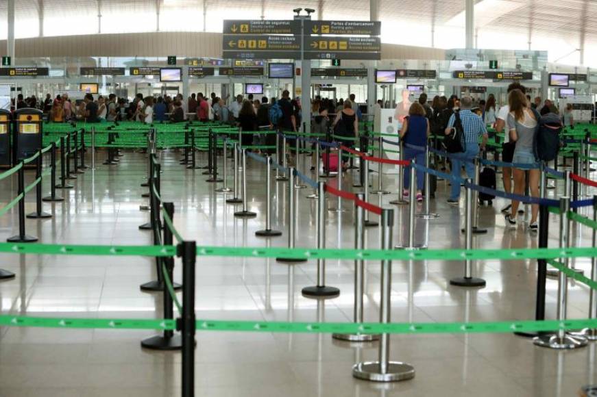 FOTOGRAFÍA. AEROPUERTO DE EL PRAT (BARCELONA), JULIO DE 2019. Colas en el Aeropuerto de El Prat. Efe.
