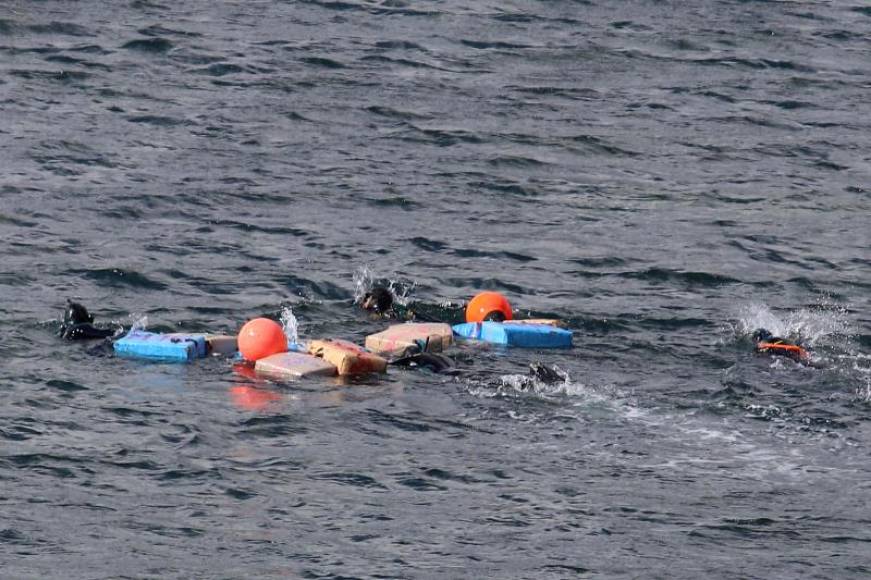 FOTOGRAFÍA. ALGECIRAS (ESPAÑA), AÑO 2019. Fardos de hachís arrojados al mar por unos narcotraficantes durante una persecución en Algeciras (Cádiz) Efe. FOTOGRAFÍA. ALGECIRAS (ESPAÑA), AÑO 2019. Fardos de hachís arrojados al mar por unos narcotraficantes durante una persecución en Algeciras (Cádiz) Efe.