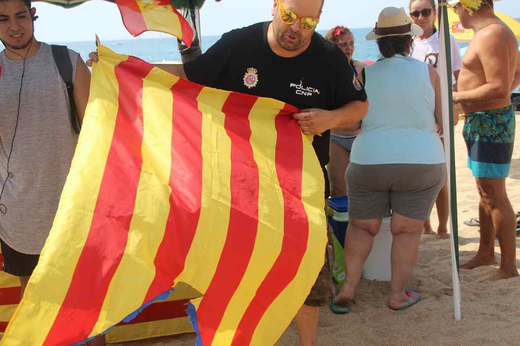 FOTOGRAFÍA. ARENYS DE MAR (BARCELONA), 20.07.2019. Vista de un grupo de disidentes españoles hoy en la playa del Carvaió de Arenys de Mar (Barcelona). Ñ Pueblo (20)