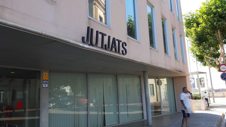 Expulsan a las españolas de un Bar de Arenys de Mar por llevar bandera de España