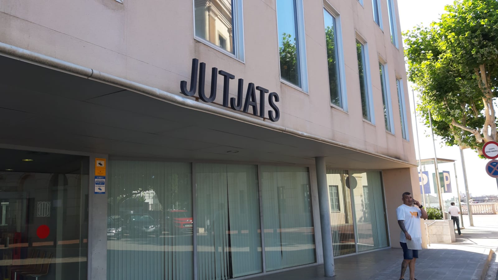 FOTOGRAFÍA. ARENYS DE MAR (BARCELONA) ESPAÑA, 16.07.2019. La Resistencia española se cita ante los Juzgados de Arenys de Mar (Barcelona) donde el independentismo ha decidido amedrentar a
