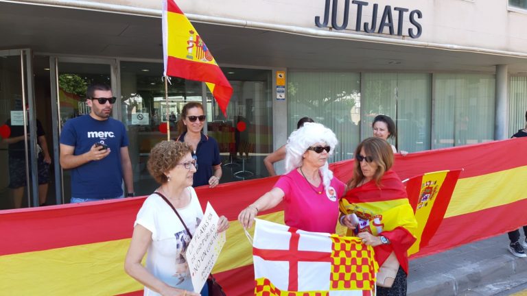 Cariño a héroes imputados por quitar cruces amarillas separatistas en la playa de Canet