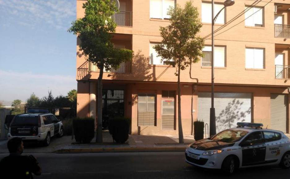 FOTOGRAFÍA. BANIEL (MURCIA) ESPAÑA, 26.07.2019. Vista de la fachada del inmueble donde ocurrió el suceso, hasta allí, el padre de un hijo, separado con la madre de él. Efe