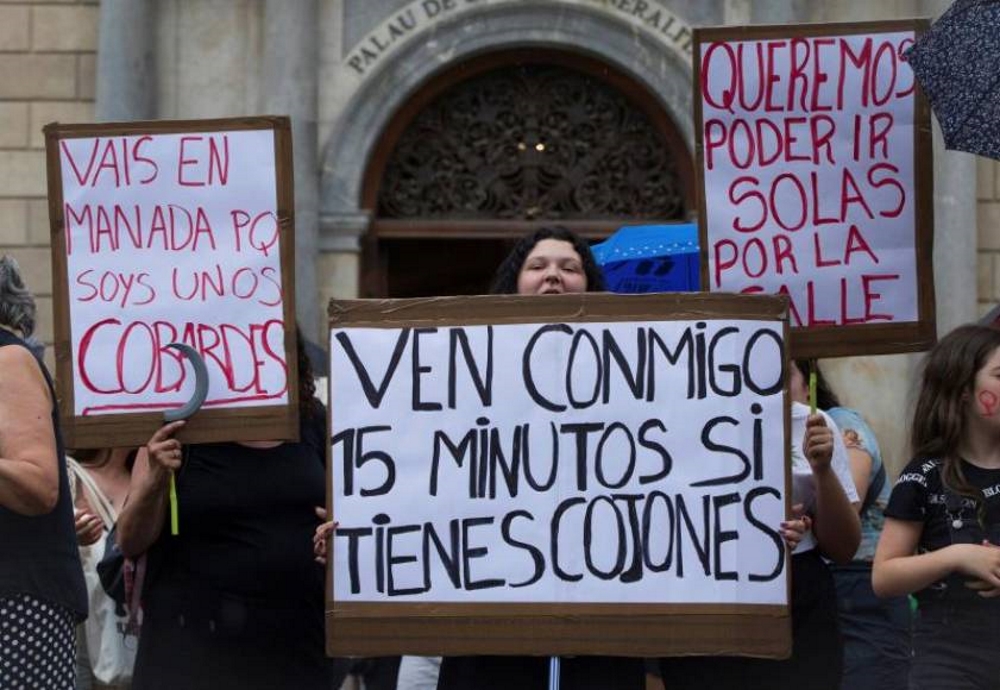 FOTOGRAFÍA. BARCELONA (ESPAÑA), 08.07.2019. Varias mujeres portan pancartas esta tarde durante la concentración convocada en la plaza de Sant Jaume de Barcelona. Efe