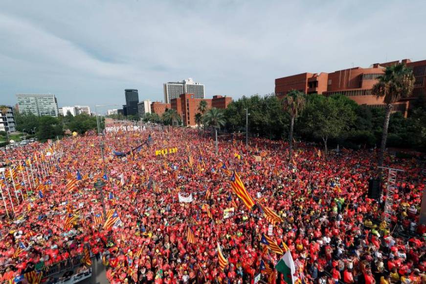 FOTOGRAFÍA. BARCELONA (ESPAÑA), 11.09.2018. Vista de una marea humana separatista hoy en las calles del centro de Barcelona. Efe