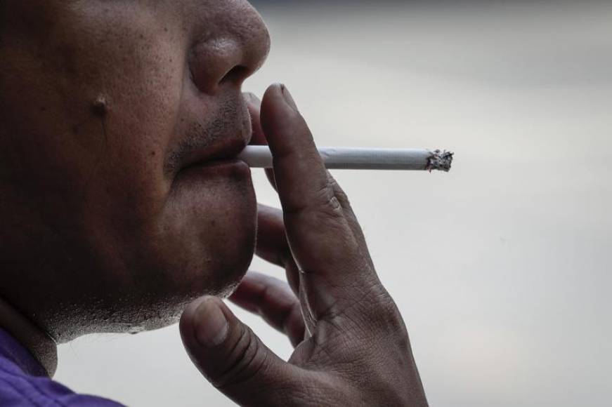 FOTOGRAFÍA. BARCELONA (ESPAÑA), 17.07.2019. Vista de un varón fumando. Un estudio elaborado por seis médicos e investigadores del Consejo Asesor. Efe