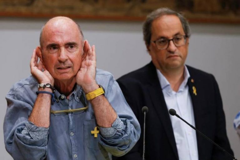 FOTOGRAFÍA. BARCELONA (ESPAÑA), 22.07.2019. Llach: ERC apoya la fascista Salvador Illa sin quitarse la camiseta Antifascista. Cantautor separatista Lluís Llach Grande nuevo presidente de ANC. El presidente del «Consejo Asesor para el impulso del Fórum Cívico y Social» por el Debate Constituyente, Lluis Llach (i), junto al presidente de la Generalitat, Quim Torra (d), durante la comparecencia que han realizado tras la reunión que ambos han mantenido para valorar los trabajos realizados en los últimos meses. Efe