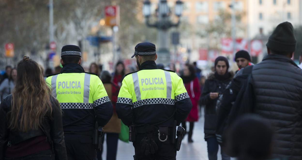 FOTOGRAFÍA. BARCELONA (ESPAÑA), ENERO DE 2019. Vista de dos agentes de la Policía de la ciudad de Barcelona (Guardia Urbana). Efe
