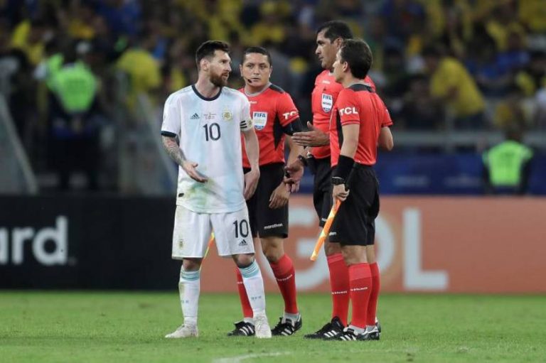 Messi, muy crítico con el arbitraje: «Brasil maneja mucho en la Conmebol»