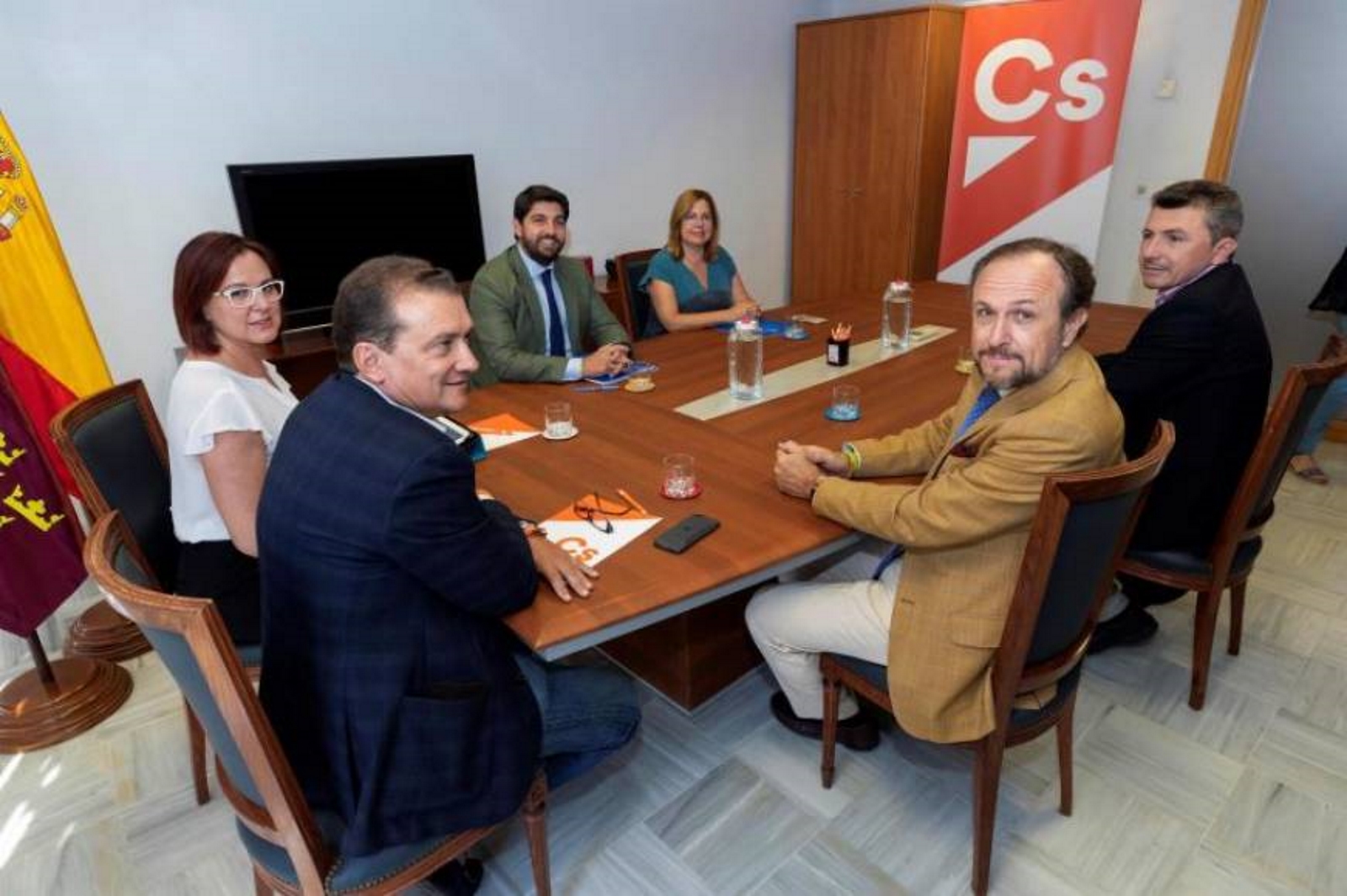 FOTOGRAFÍA. CARTAGENA (MURCIA) ESPAÑA, 10.07.2019. El portavoz del equipo negociador de VOX en Murcia, Luis Gestoso (2d) acompañado del diputado de Vox Pascual Salvador (d). Efe