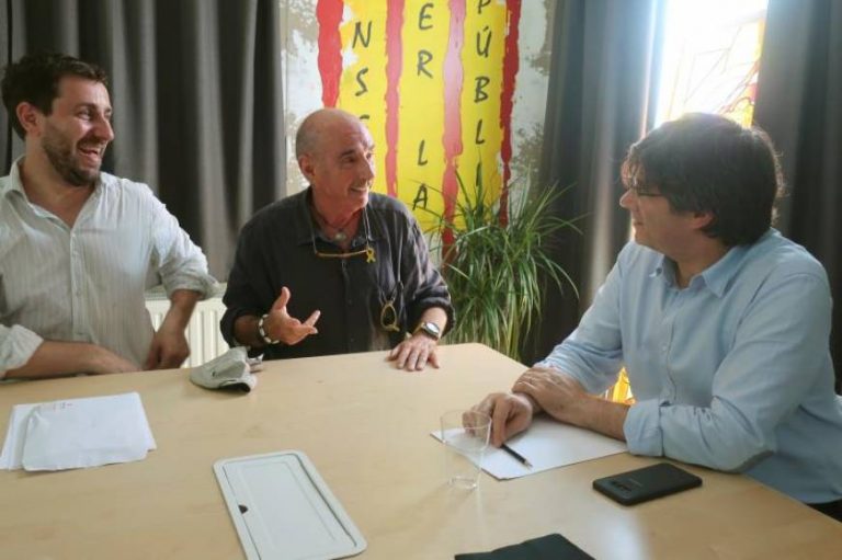 Puigdemont y su peinado reaparecen en «Casa de la República» en Waterloo (Bélgica)