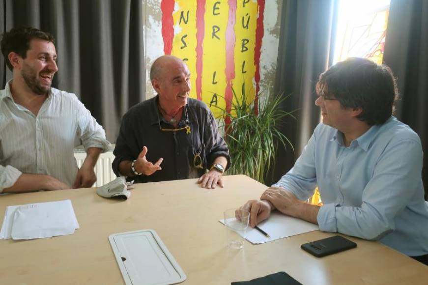 FOTOGRAFÍA. CASA DE LA REPÚBLICA CATALANA EN WATERLOO (BÉLGICA), 26.07.2019. El expresidente de la Generalitat, Carles Puigdemont (d), conversa este viernes con su exconsejero Toni Comín (i). Efe
