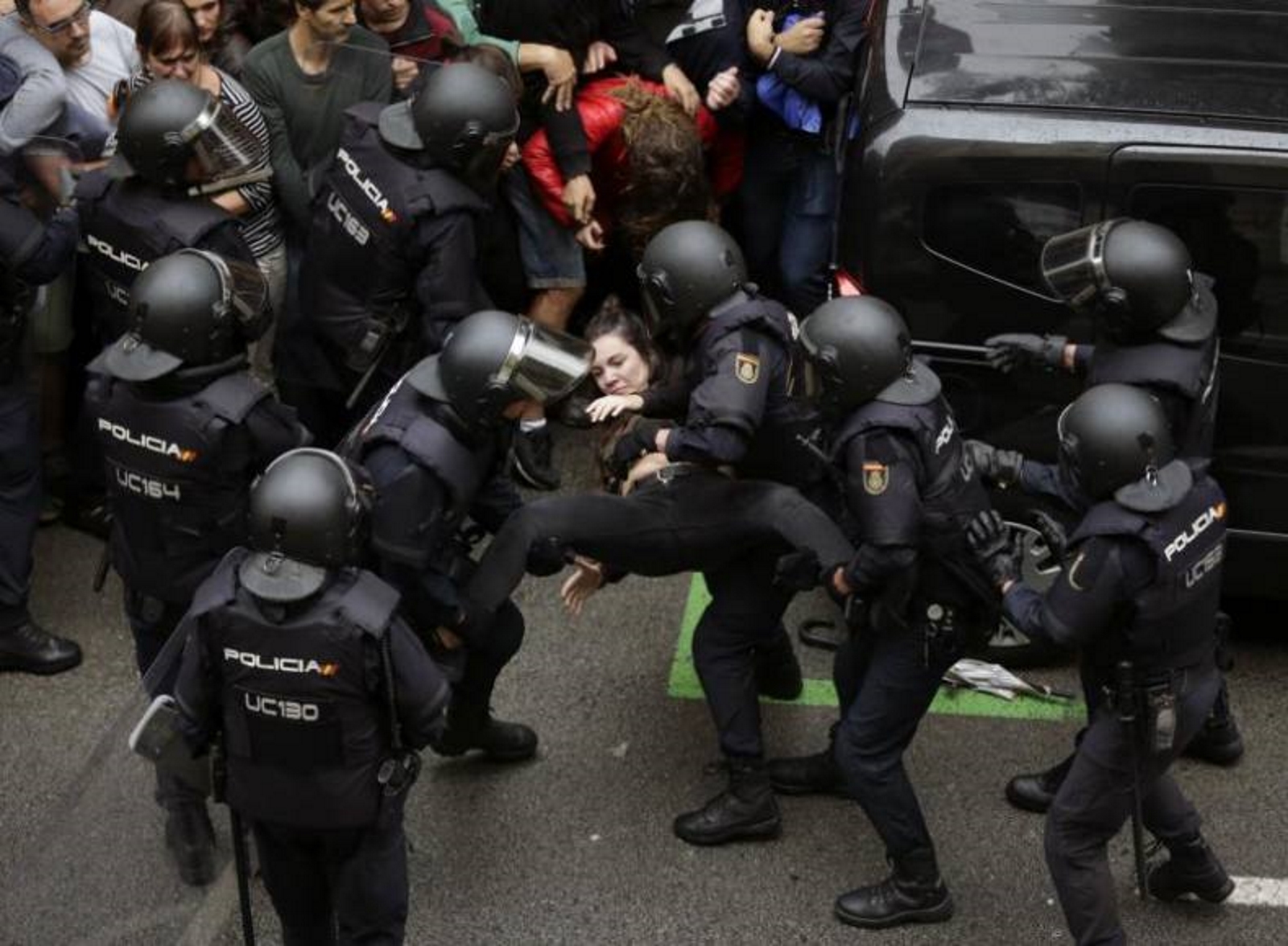 FOTOGRAFÍA. CATALUÑA (ESPAÑA), 01.10.2017. Agentes antidisturbios de la Policía Nacional intervienen en el colegio Ramón Llull de Barcelona el 1 de octubre de 2017. Efe.