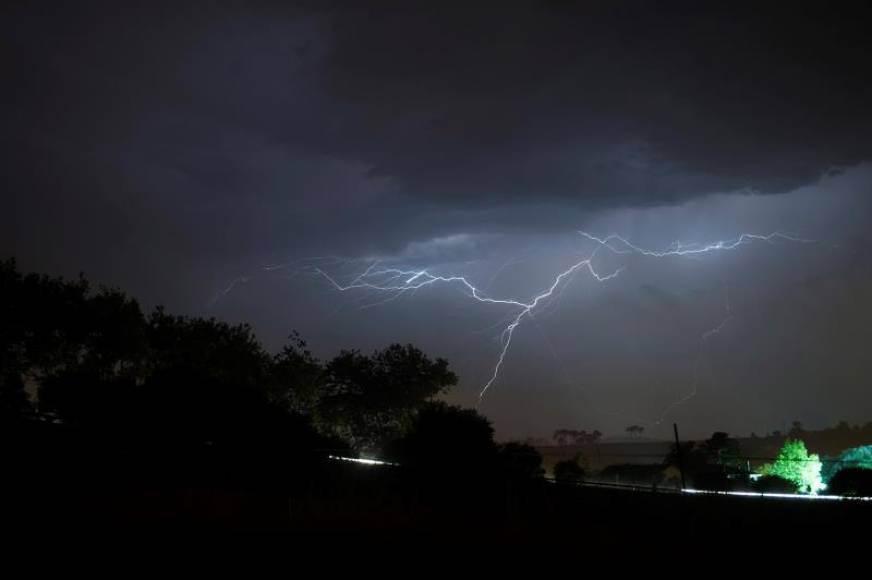 FOTOGRAFÍA. COMILLAS (CANTABRIA), 23.07.2019. no de los rayos que pudieron verse este lunes sobre la localidad cántabra de Comillas.. Efe