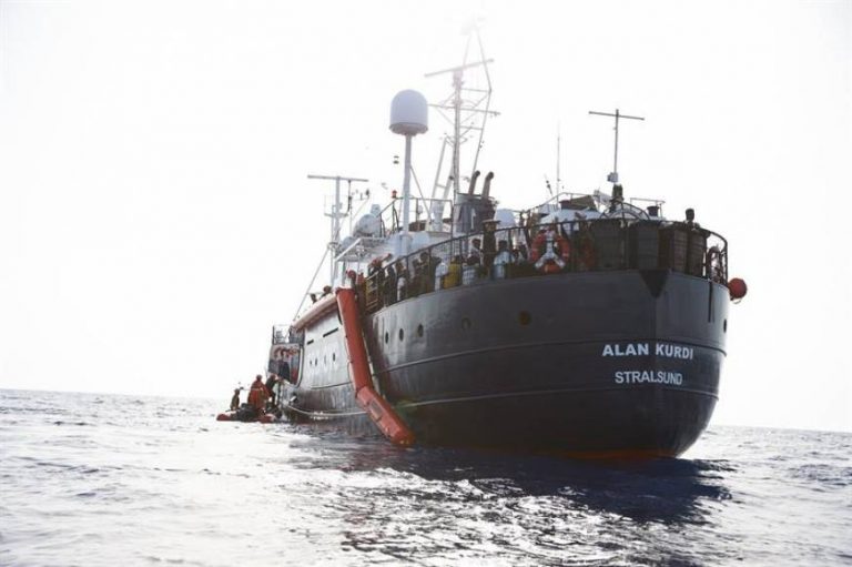 Otro barco emprende rumbo a Lampedusa con 65 migrantes a bordo