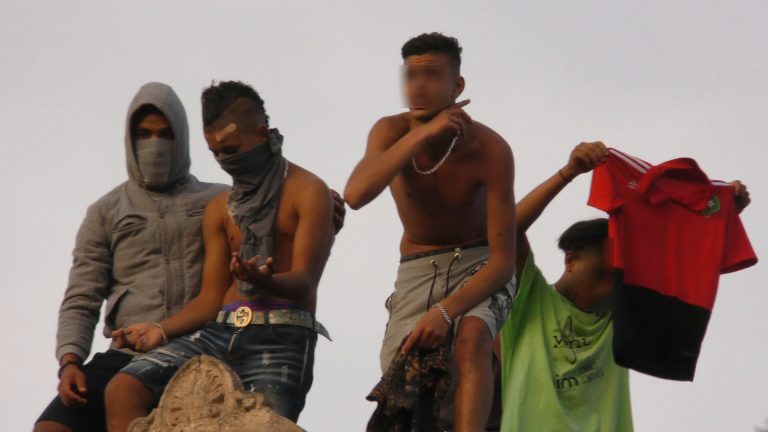 FOTOGRAFÍA. EL MASNOU (BARCELONA) ESPAÑA, 04.07.2019. Uno de los inmigrantes islamistas 'Menores No Acompañados' (MENAS) (segunda posición a la derecha), todos, alojados por el Gobierno del presidente Quim Torra en el albergue de El Masnou, amenaza con cortarle el cuello a las mujeres vecinas de la ciudad, víctimas de las agresiones sexuales de los MENAS y de los robos y amenazas que sufren esas víctimas cada día. Lasvocesdelpueblo (Ñ Pueblo)