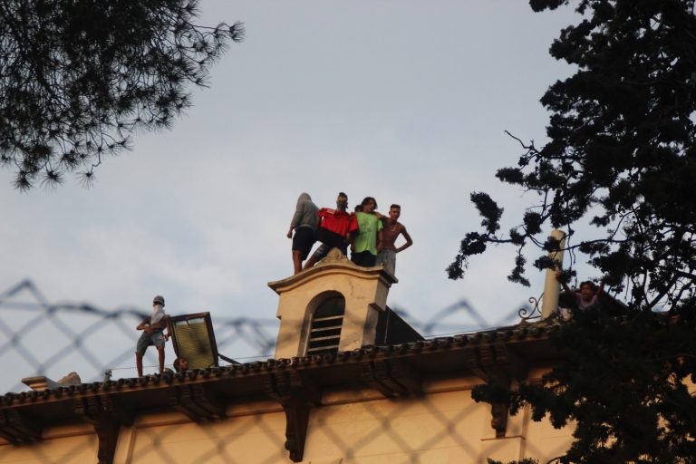 Fotografías. Independentistas apoyando a los agresores sexuales (MENAS) en Masnou