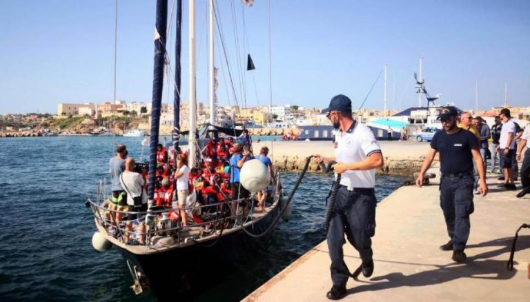Otro barco desobedece al Gobierno de Italia llegó con 41 inmigrantes a Lampedusa