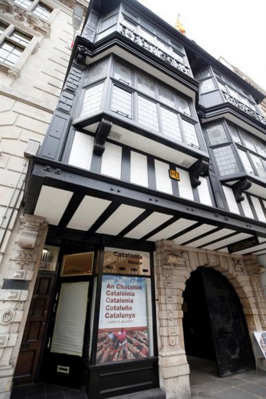FOTOGRAFÍA. LONDRES (REINO UNIDO), 18.06.2016.Vista de la fachada de la embajada de la proclamada «República Catalana» en Londres (Reino Unido). Efe