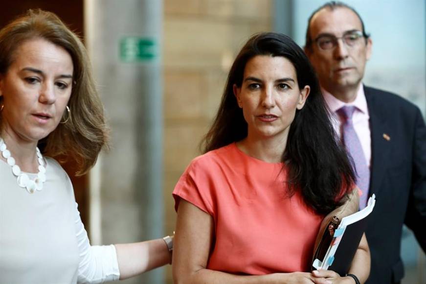 FOTOGRAFÍA. MADRID (ESPAÑA), 01.07.2019. La representante de Vox Rocío Monasterio (c), acompañada de Ana Cuartero (i) e Ignacio Arias (d). Efe