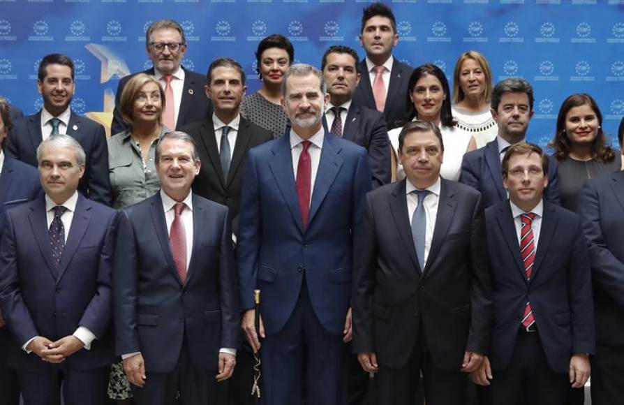 FOTOGRAFÍA. MADRID (ESPAÑA), 03.07.2019. El rey Felipe, junto al presidente de la FEMP y alcalde de Vigo (Pontevedra), el socialista Abel Caballero (2i). Efe