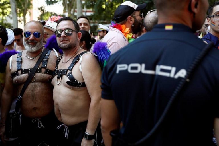 Vídeo. LGTB lincha a Arrimadas en emboscadas de gays racistas contra Cs, PP y VOX