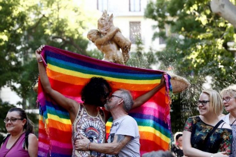 La marcha de los (LGTB) comienza en Atocha con una amenaza de los gays contra VOX