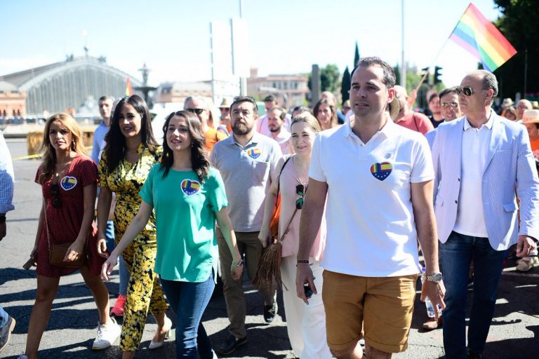 Cs insultado con amenazas racistas de LGTB, expulsado y escoltado por Policía en Madrid