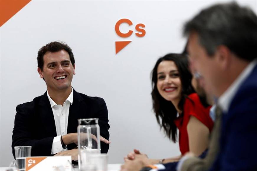 FOTOGRAFÍA. MADRID (ESPAÑA), 08.07.2019. El líder de Ciudadanos, Albert Rivera (i) junto a la portavoz nacional de Cs, Inés Arrimadas(c). Efe.