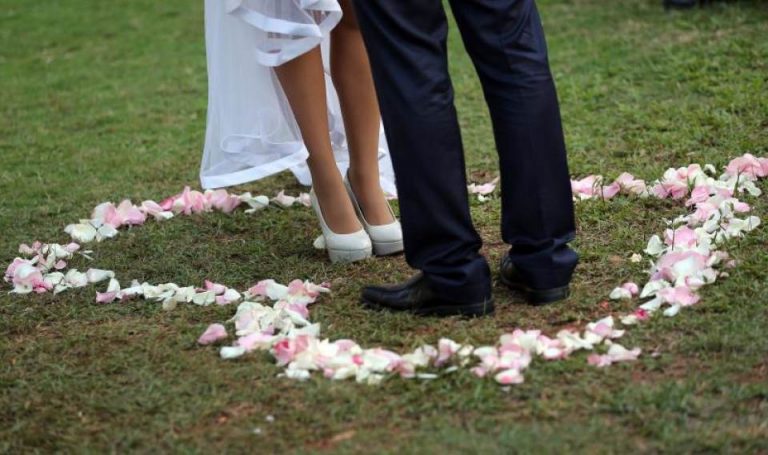 La Audiencia de Barcelona condena al ex rector de una parroquia y a una feligresa por simular un falso matrimonio