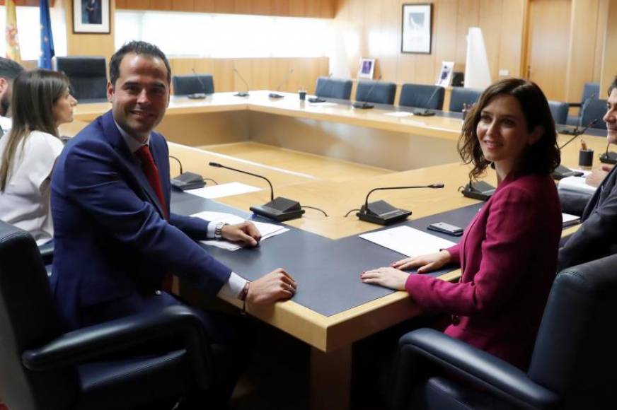 FOTOGRAFÍA. MADRID (ESPAÑA), JUNIO DE 2019. La candidata del PP a la Presidencia regional, Isabel Díaz Ayuso (d), y el líder de Ciudadanos, Ignacio Aguado (i). Efe