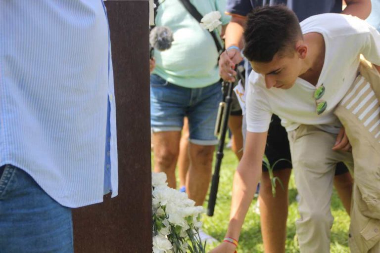 Una militante del PP boicotea el homenaje a Miguel Angel Blanco en Mataró (Barcelona)