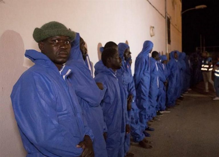 Llegan a España 46 inmigrantes recogidos cerca de la isla de Alborán