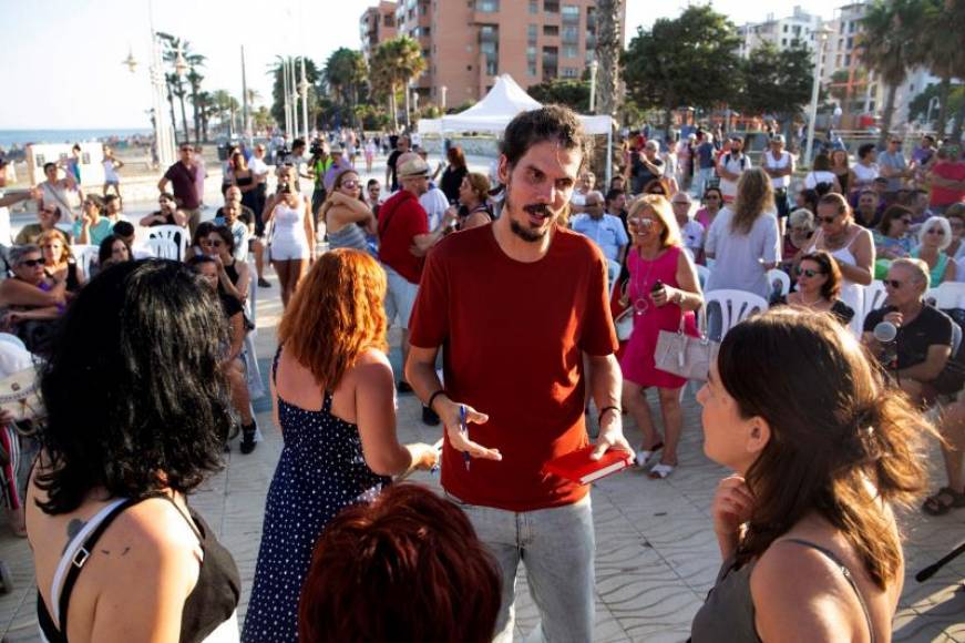 FOTOGRAFÍA. MÁLAGA (ESPAÑA), 14.07.2017. El secretario de Organización de Podemos, Alberto Rodríguez (c) participa en un acto del partido en la ciudad de Málaga. Efe.