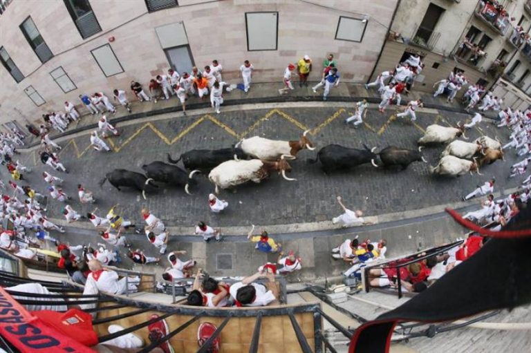 Dos heridos por asta de toro en el primer encierro de San Fermín