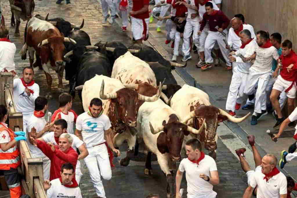 FOTOGRAFÍA. PAMPLONA (ESPAÑA), 11.07.2019. Los toros de la ganadería de Jandilla llegan a la Plaza del Ayuntamiento durante el cuarto encierro de los Sanfermines 2019. Efe
