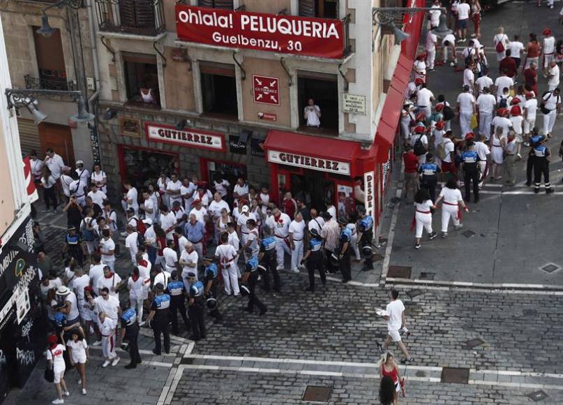 FOTOGRAFÍA. PAMPLONA (NAVARRA) ESPAÑA, 07.07.2019. Efectivos de la Policía Municipal desalojan a los más madrugadores ayer en las fiestas de San Fermín 2019. Efe.