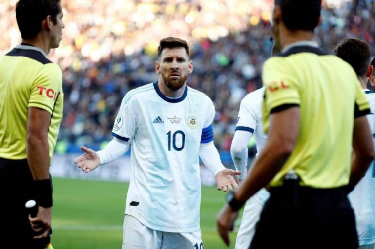 Messi expulsado por maleducado se perderá al menos dos partidos con Argentina