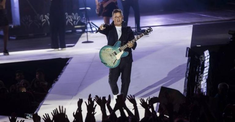 Alejandro Sanz echa el cierre a su gira española en la tierra de su abuelo