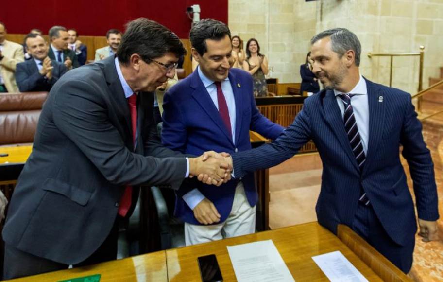 FOTOGRAFÍA. SEVILLA (ESPAÑA), 18.07.2019. El presidente andaluz, Juanma Moreno (PP) en el centro, y el vicepresidente Juan Marín (Ciudadanos). Efe
