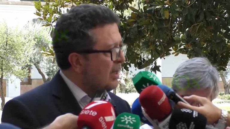 Serrano (VOX) recibe el alta y mantiene su primera reunión de trabajo