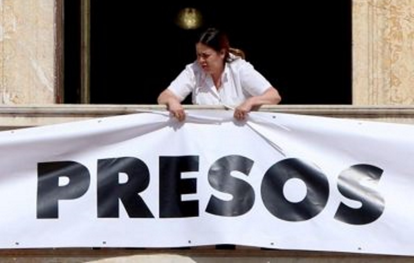 FOTOGRAFÍA. TARRAGONA (ESPAÑA), 25.07.2019. Operarios del ayuntamiento de Tarragona cuelgan una pancarta en señal de apoyo a los golpistas políticos independentista. Efe