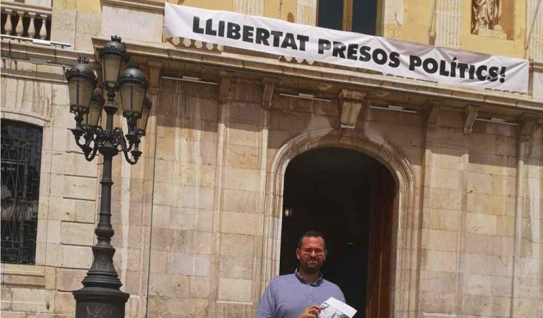 Los vecinos registran una instancia sobre la «retirada de pancarta golpista de Tarragona»