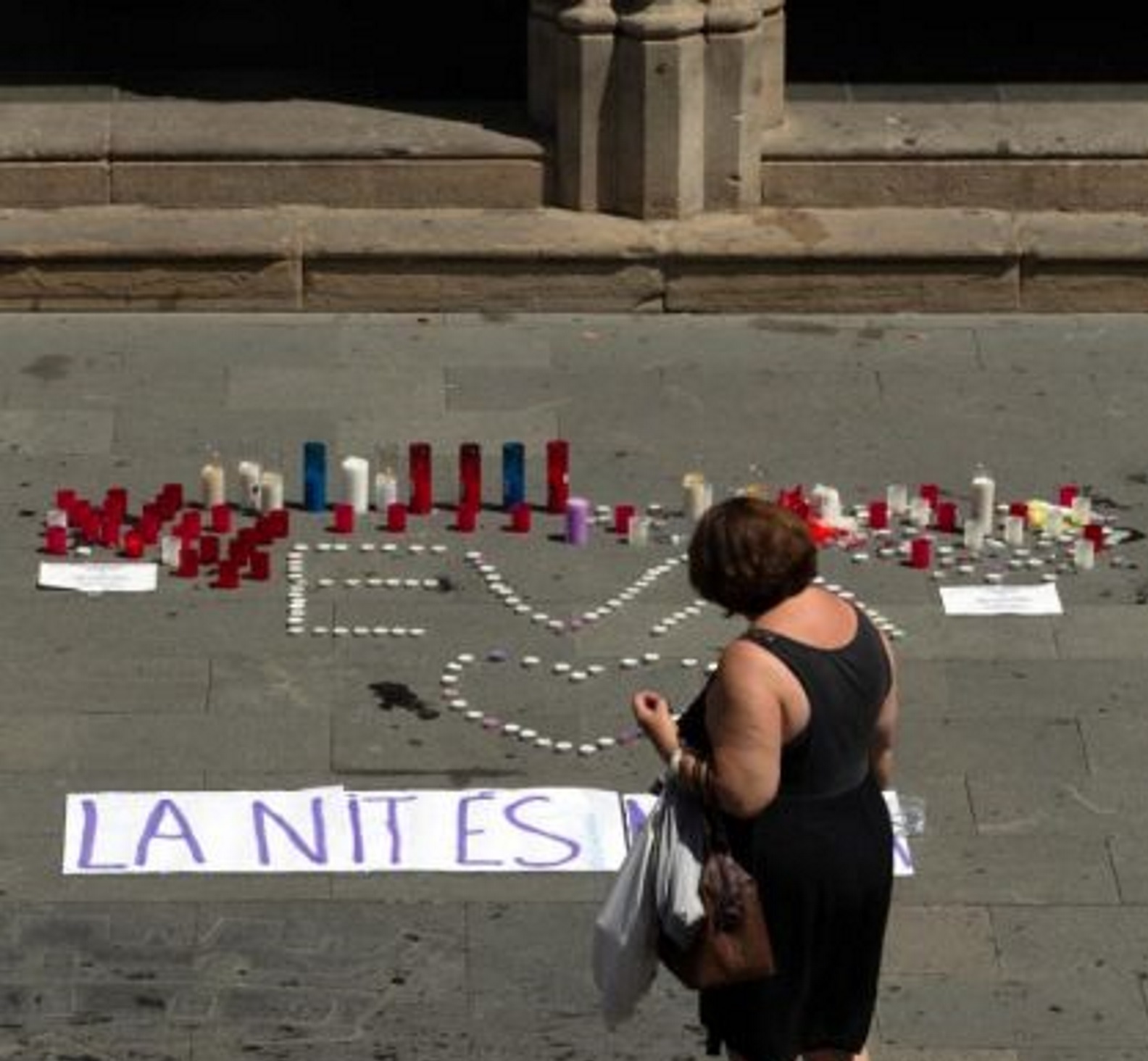 FOTOGRAFÍA. TARRASA (BARCELONA), 25.07.2019. Una mujer observa las velas dejadas tras la concentración en la que centenares de personas. Efe