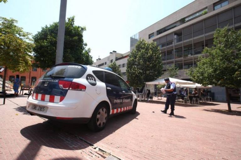 Un hombre mata a su pareja y se entrega en una comisaría en Tarrasa