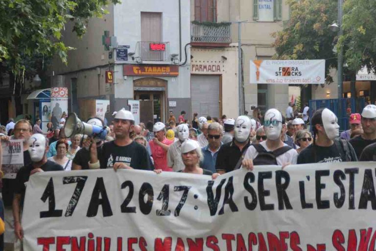 Vídeo. Los CDR protestan ante Policía Nacional y tachan de «crimen del Estado» el 17A