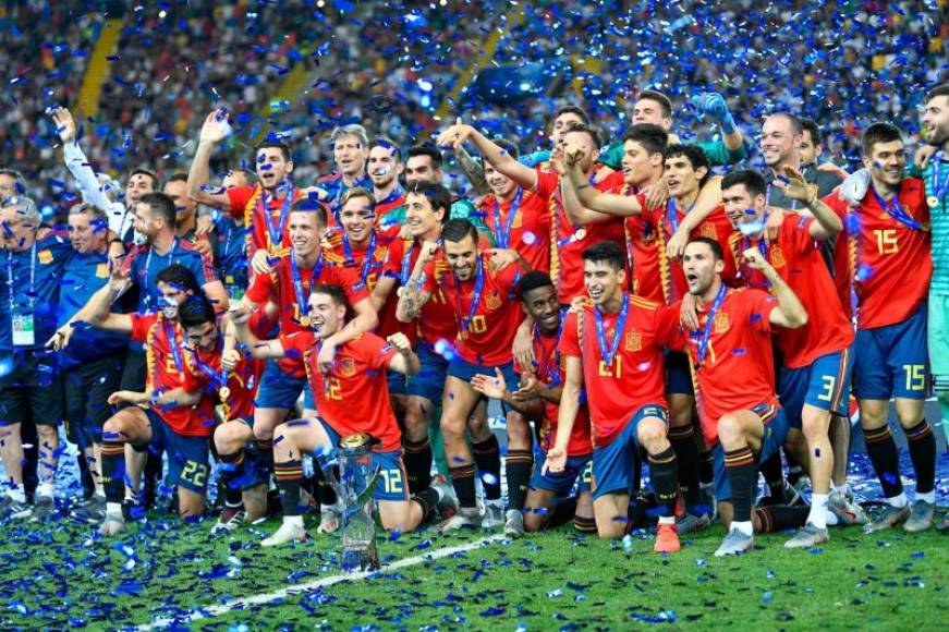 FOTOGRAFÍA. UDINE (ITALIA), 30.06.2019. Los jugadores españoles celebran el título sobre el césped de Udine, Italia. Efe.
