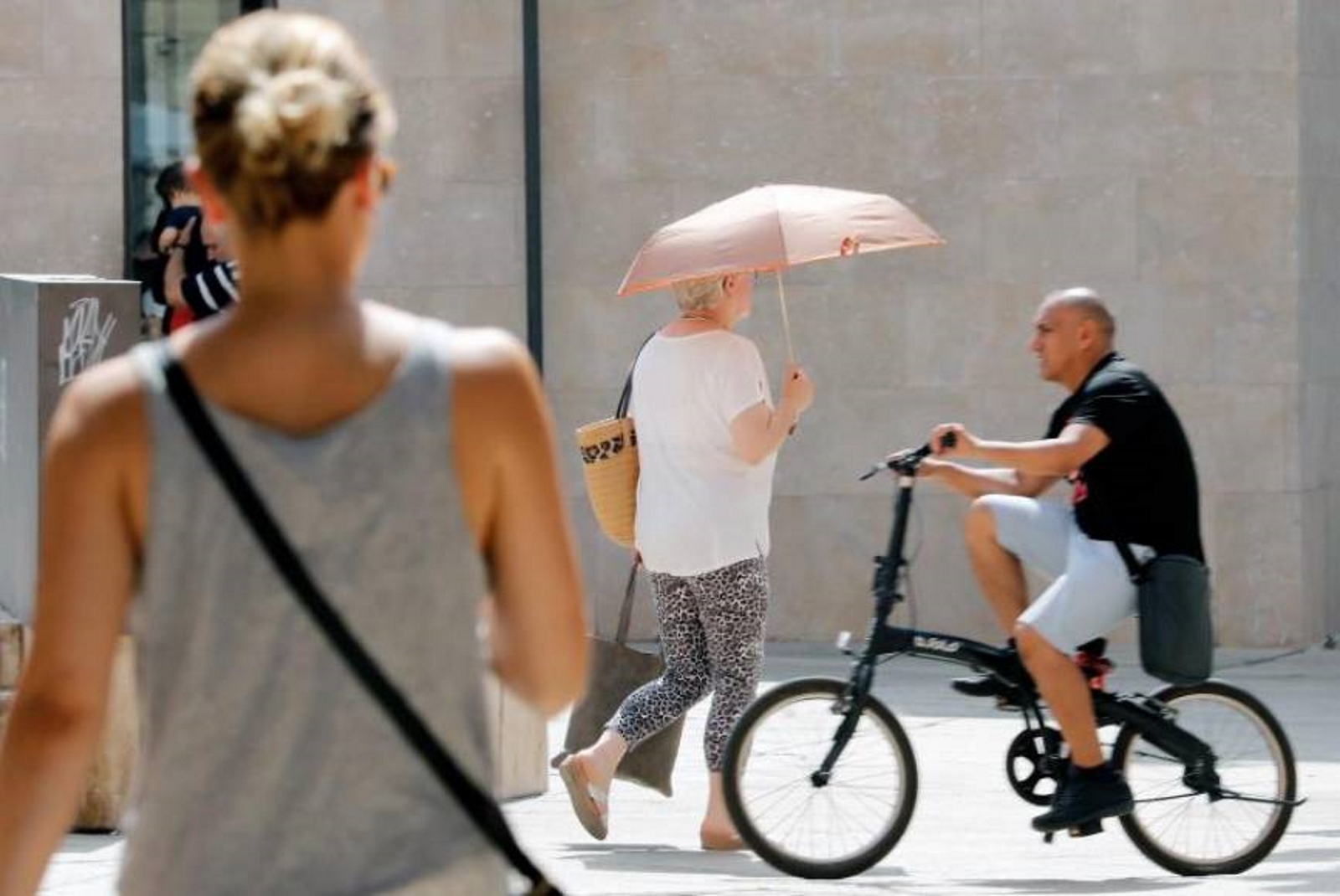 FOTOGRAFÍA. VALENCIA (ESPAÑA), JULIO DE 2019. Una persona se protege del sol en la ciudad de Valencia. Efe.