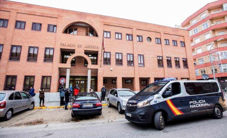 FOTOGRAFÍA. VALLADOLID (ESPAÑA), 17.07.2019. Un furgón de la Policía Nacional y varios periodistas a las puertas de los juzgados de Aranda de Duero. Efe.