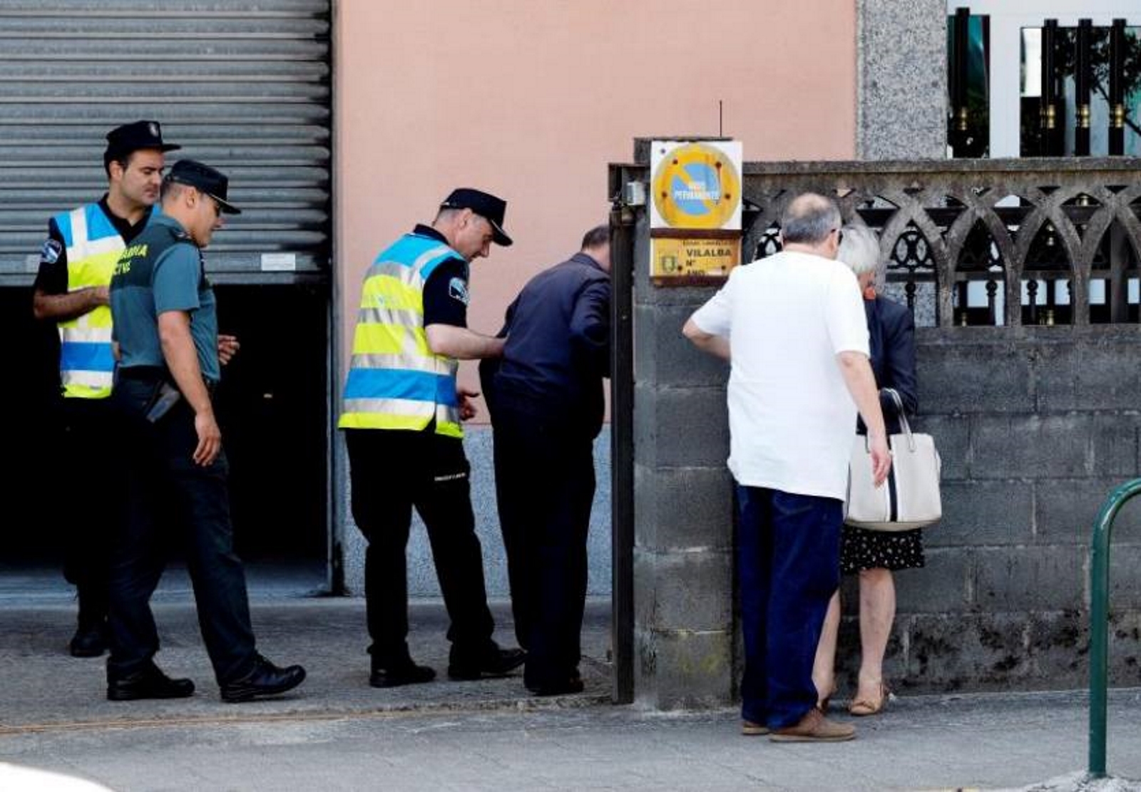 FOTOGRAFÍA. VILALBA (LUGO) ESPAÑA, 21.07.2019. La policia local y agentes de la guardia civil con un familiar de uno de los fallecidos. Efe
